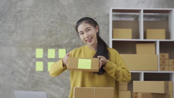 Empreendedores Pequenas Empresas Pme Mulher Asiática Feliz Após Nova Ordem — Vídeo de Stock