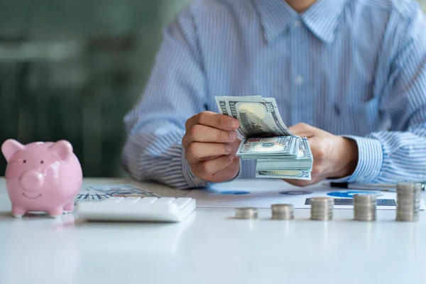 Hombre Sosteniendo Billete Dólar Use Calculadora Dinero Mantenga Registro Cantidad —  Fotos de Stock