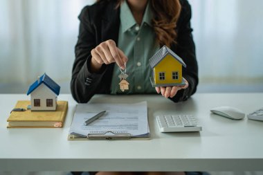 Satıcı, evin satışından müşteriye evin anahtarlarını ve ev satın alma sözleşmesiyle birlikte evi satın alan müşteriye örnekleri teslim eder. Gayrimenkul sigortasıyla