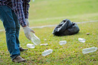 Genç adamın eli siyah bir çantada çeşitli plastik şişeleri tutuyordu. Geri dönüşüm için onları toplayan alıcılara satılmak üzere bir araya getirilirler. Geri dönüşüm için atık ayırma kavramı