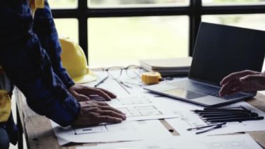 Mühendis, iş yerindeki meslektaşlarıyla el sıkışıyor. 4k yavaş çekim, inşaat projesinde çalışan mühendislerin el sıkışması videosu.