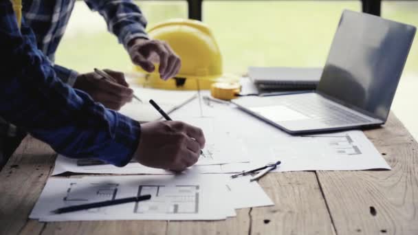 Engenheiros Arquitetos Discutem Planos Construção Trabalha Nas Plantas Secretária Escritório — Vídeo de Stock