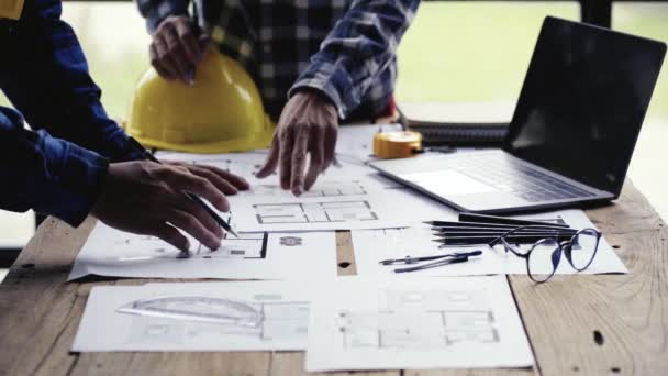 Mühendisler Mimarlar Inşaat Planlarını Tartışıyor Mimarın Ofisindeki Masanın Üzerindeki Planlar — Stok video