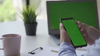 Çevrimiçi modern akıllı telefon kullanarak yeşil ekranlı cep telefonu ve insan elinin yakın plan görüntüsü. bilgi öğren ve bul