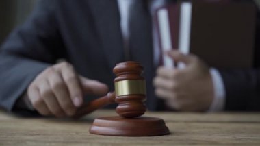 Yargıçlar çağırıyor, tokmak, mahkemeye git. - Adalet. Yargıç çekice vurur ve yargıç mahkeme salonundaki kararın sesini engeller. Mahkeme Adaleti 4k Yavaş Hareket Videosu