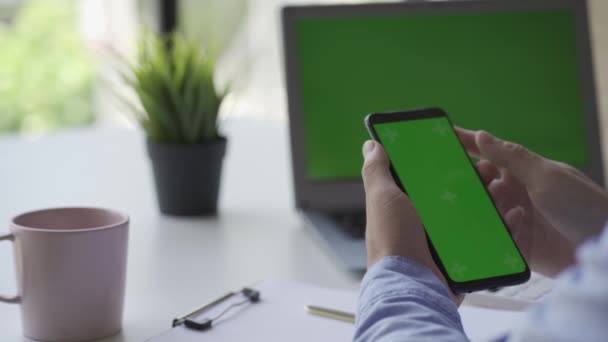 Smartphone Móvel Com Tela Verde Close Uma Mão Humana Segurando — Vídeo de Stock