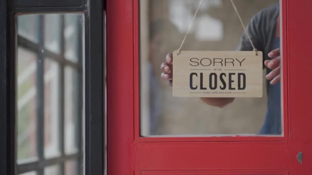 Nápojový Pracovník Restaurace Převrátí Skleněnou Ceduli Zavřených Dveří Otevřeným Začněte — Stock video