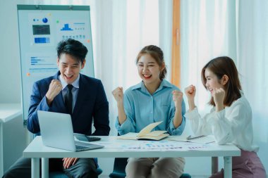 Asyalı ve Kafkasyalı şirket yöneticileri, üç genç iş adamı ve kadının ürün yol haritaları ve işbirliği fikirleri hakkında teknoloji girişimlerini tartıştığı bir konferans odasında iş konuşuyorlar..