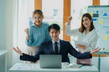 Asyalı ve Kafkasyalı şirket yöneticileri, üç genç iş adamı ve kadının ürün yol haritaları ve işbirliği fikirleri hakkında teknoloji girişimlerini tartıştığı bir konferans odasında iş konuşuyorlar..