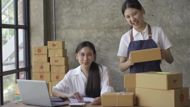Mulheres Negócios Asiáticas Que Vendem Com Caixas Amarelas Laptops Conceituais — Vídeo de Stock