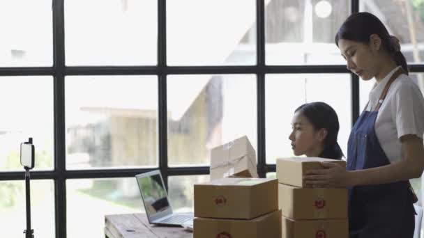 Азиатских Бизнес Женщин Продающих Желтыми Коробками Концептуальные Ноутбуки Онлайн Бизнес — стоковое видео