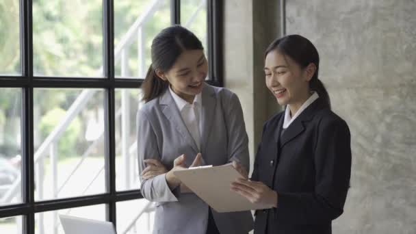 Due Giovani Donne Affari Asia Scambiano Idee Con Colleghi Nuovo — Video Stock