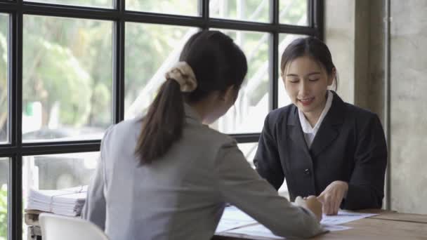 Unge Business Kvinder Asien Brainstorm Med Kolleger Nyt Dokument Projekt – Stock-video