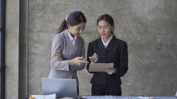 Δύο Νεαρές Επιχειρηματίες Στην Ασία Συζητούν Συναδέλφους Για Ένα Νέο — Αρχείο Βίντεο