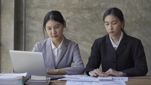 Dwie Młode Kobiety Biznesu Azji Burza Mózgów Kolegami Temat Nowego — Wideo stockowe