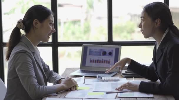 Dos Jóvenes Empresarias Asia Hacen Una Lluvia Ideas Con Sus — Vídeos de Stock