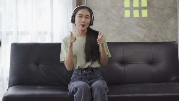 在家里的女高音中 戴耳机快乐地听音乐的亚洲女人 — 图库视频影像