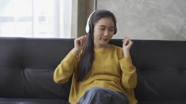 Ασιάτισσα Γυναίκα Που Φοράει Ακουστικά Ακούγοντας Μουσική Χαρούμενη Μια Σοπα — Αρχείο Βίντεο