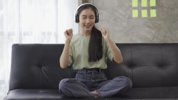 Kulaklık Takan Asyalı Bir Kadın Evdeki Video Kanalında Mutlu Bir — Stok video