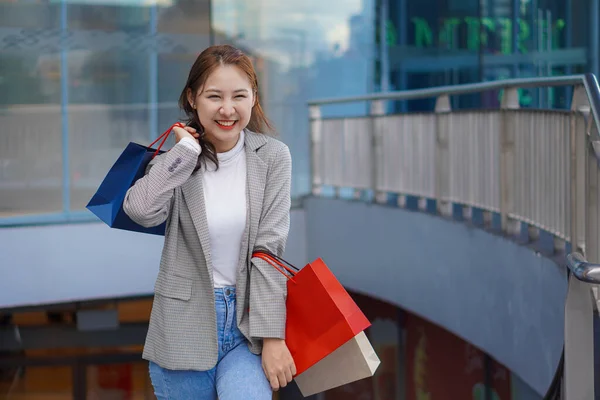 Mujer Asiática Sonriente Con Bolsas Compras Sobre Piso Una Tienda —  Fotos de Stock