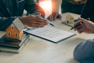 Emlak acenteleri yeni ev alıcılarıyla konuşur, iyi faiz oranları teklif eder ve emlak konsepti kararlarının alınmasına yardımcı olmak için ipotek finansmanında müşterileri hesaplar..