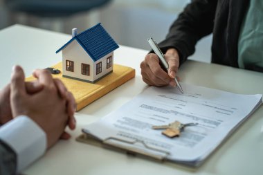 Emlak acenteleri yeni ev alıcılarıyla konuşur, iyi faiz oranları teklif eder ve emlak konsepti kararlarının alınmasına yardımcı olmak için ipotek finansmanında müşterileri hesaplar..