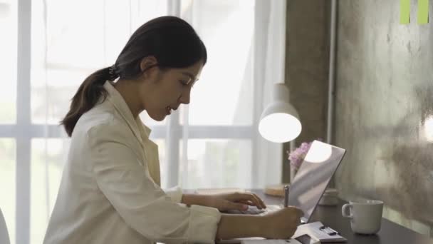 ビジネス女性財務顧問現代のオフィスでオンラインで働いているラップトップコンピュータで財務チャートを分析する机に座ってください ビジネスウーマンスーツスタートアップビジネスアイデア — ストック動画