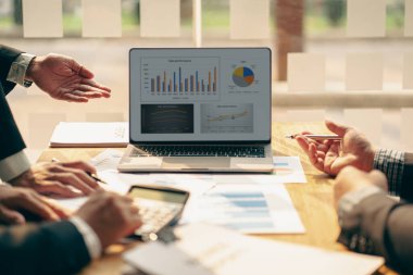 Yeni pazarlama stratejileri üzerinde çalışan profesyonel yatırımcılarla tanışmak için iş ekibi toplantısı. Proje tartışması ve veri analizi, grafikler ve grafikler, dizüstü bilgisayarla finans ve muhasebe.