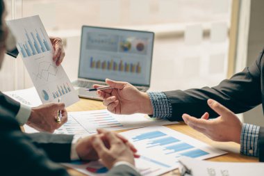 Yeni pazarlama stratejileri üzerinde çalışan profesyonel yatırımcılarla tanışmak için iş ekibi toplantısı. Proje tartışması ve veri analizi, grafikler ve grafikler, dizüstü bilgisayarla finans ve muhasebe.