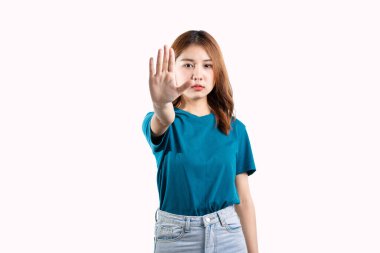 Güzel Asyalı kadın beyaz arka planda izole edilmiş fotokopi aletiyle çeşitli el hareketleri yapıyor.