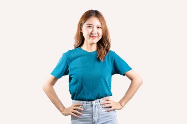 Güzel Asyalı kadın beyaz arka planda izole edilmiş fotokopi aletiyle çeşitli el hareketleri yapıyor.