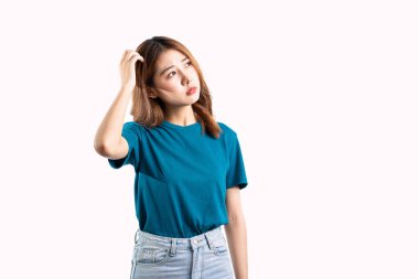 Güzel Asyalı kadın beyaz arka planda izole edilmiş fotokopi aletiyle çeşitli el hareketleri yapıyor.