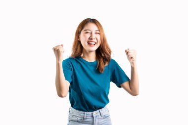 Güzel Asyalı kadın beyaz arka planda izole edilmiş fotokopi aletiyle çeşitli el hareketleri yapıyor.