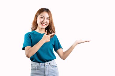 Güzel Asyalı kadın beyaz arka planda izole edilmiş fotokopi aletiyle çeşitli el hareketleri yapıyor.