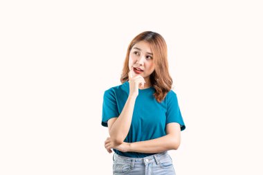 Güzel Asyalı kadın beyaz arka planda izole edilmiş fotokopi aletiyle çeşitli el hareketleri yapıyor.