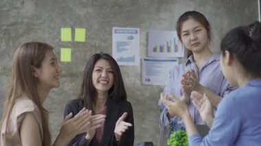 Ofis Toplantı Odası Toplantıları: Yeni Nesil İş Ekibi e-ticaret girişimlerindeki İş Yönetimi Yatırım Stratejisinde Başarılı Çözümler Bulduğu için Alkışları Kutladı