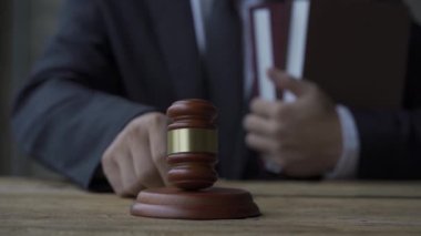 4k yavaş çekim video avukatı elinde bir kitapla hukuk bürosundaki masaya vuruyor, ah adalet kavramı..