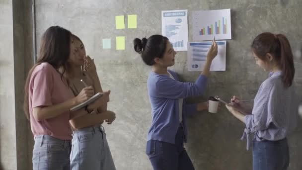 Asiatisches Business Finance Team Das Einer Brainstorming Sitzung Zusammenarbeitet Arbeitet — Stockvideo