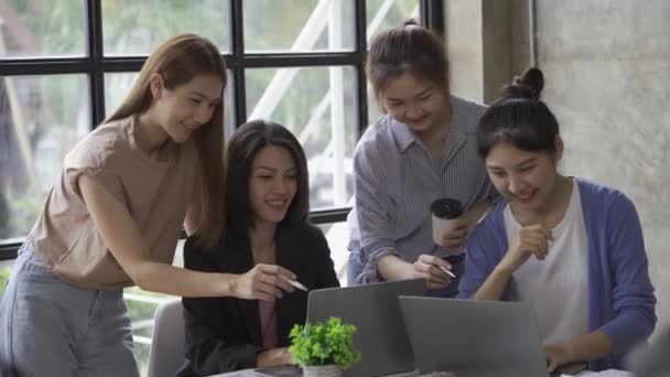 亚洲商业金融团队携手合作 共同策划一个策略小创业公司或办公室的协作理念4K视频 — 图库视频影像