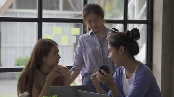 Азиатская Команда Финансированию Бизнеса Работающая Вместе Сессии Мозгового Штурма Проекта — стоковое видео