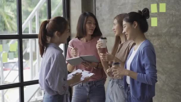 亚洲商业金融团队携手合作 共同策划一个策略小创业公司或办公室的协作理念4K视频 — 图库视频影像