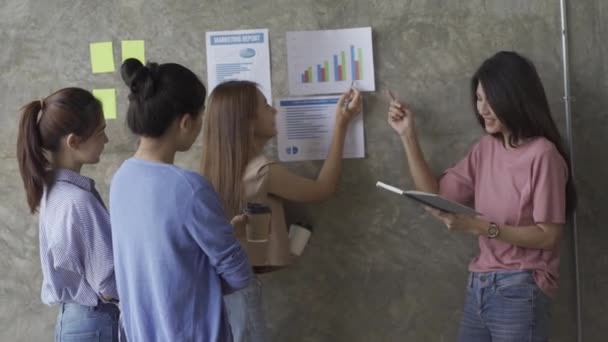 Asiatisches Business Finance Team Das Einer Brainstorming Sitzung Zusammenarbeitet Arbeitet — Stockvideo