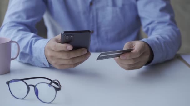 Pessoas Negócios Compras Line Com Homem Cartão Crédito Pagando Com — Vídeo de Stock