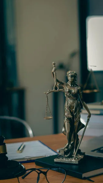 Törvény Koncepció Kalapács Istennő Igazságtalanság Törvény Tigris Laptop Egy Asztalon — Stock Fotó