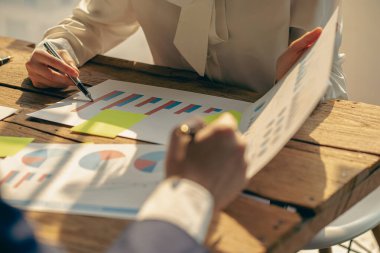 İş adamları yeni başlangıç projeleri üzerinde çalışır ve grafikler ve grafikler, muhasebe ve finans toplantıları, iş danışmanları ve ofis toplantılarında müşteriler hakkında tartışırlar..