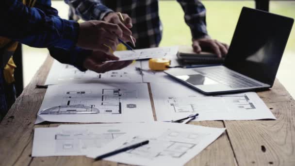 Stavební Tým Spolu Architektem Předákem Sledujícím Plány Zkontrolovat Návrhy Domu — Stock video