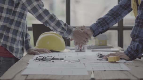 Два Инженера Строителя Архитектора Держат Шлем Рукопожатие После Мегапроекта Выполненного — стоковое видео