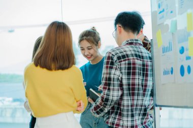 Asya 'daki genç işletme finans ekipleri beyin fırtınası projeleri için bir strateji planlamak için bir araya geldiler Küçük Girişim veya Ofis İşbirliği Fikirleri