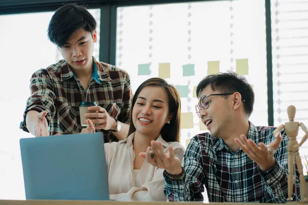 Üç genç Asyalı finans ekibi beyin fırtınası projeleri için ekip oluşturdu. Stratejik Küçük Girişim veya Ofis İşbirliği Fikirleri İş Takımı Fikirleri: