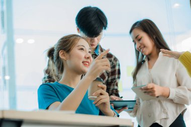 Asya Gençlik Takımı Girişim Fikirleri konferans odasında bir grup başarılı iş adamı: Genç girişimcilerin beyin fırtınası planlarıyla tanışın ve bir atölyede fikir alışverişinde bulunun.